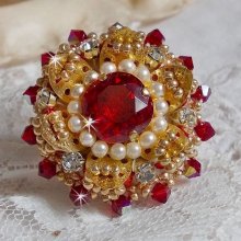 Ring L'Oiseau des Iles Rouge Doré embroidered with pearly pearls, Swarovski crystals, a beautiful flower print and seed beads.